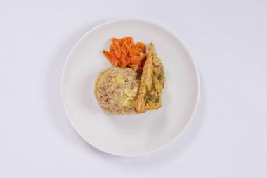 Tempe pırasa ve bir beyaz üzerine püre ile