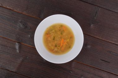 Bir tabloda lezzetli miso sebze çorbası