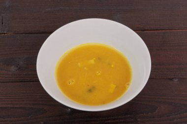 Bir tabloda pırasa ile kabak çorbası