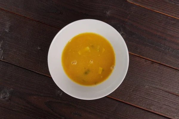 Pompoensoep met prei op een tafel — Stockfoto