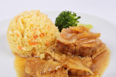 Pırasa üzerinde Tempe bir beyaz üzerine armut püre ile