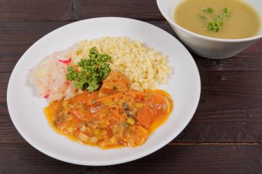 Seitan gulaş bulgur bir tablo ile