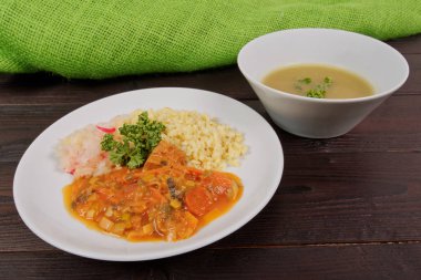 Seitan gulaş bulgur bir tablo ile