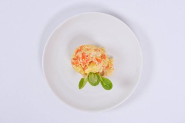 Beyaz bir sebze ile krem patates