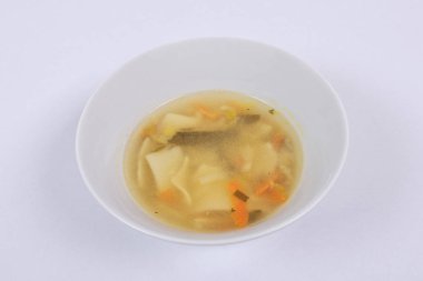 Bir beyaz üzerine sebzeli erişte çorbası