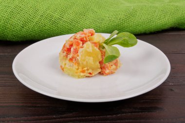 Kremalı patates sebze bir tablo ile