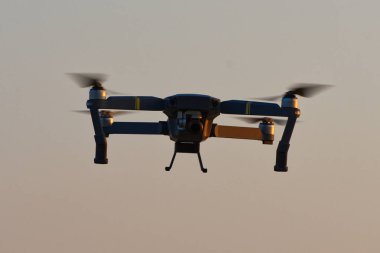 Yüksek çözünürlüklü dijital kamera üzerinde turuncu gökyüzü günbatımı hava uçan ile dron dört helikopter