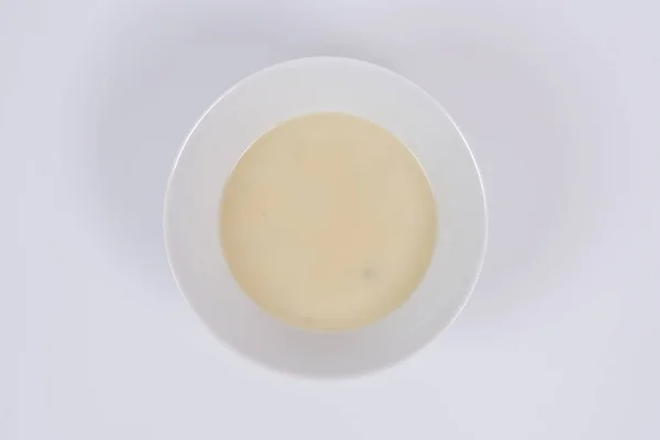 Weiße Knoblauchsuppe auf einem weißen — Stockfoto