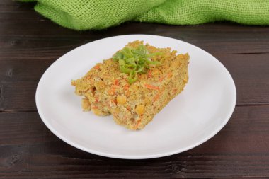 Polenta bir masada haşhaş ve sebze ile