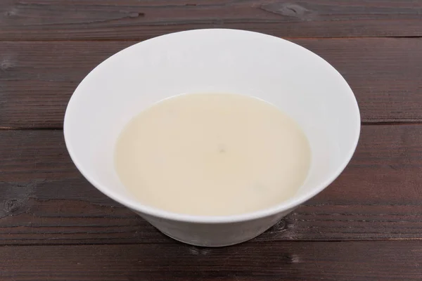 テーブルの上の白いニンニク スープ — ストック写真