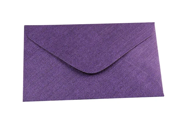 Envelope roxo em um fundo branco — Fotografia de Stock