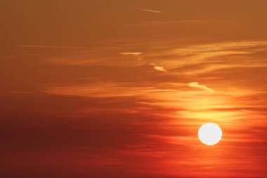 Renkli gökyüzü arka plan: alacakaranlık rengi gökyüzü ve bulutlar dramatik günbatımı.