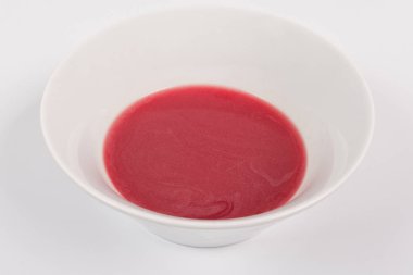 Pancar çorbası bir beyaz şarap ile