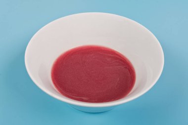 Pancar çorbası mavi üzerinde şarap ile