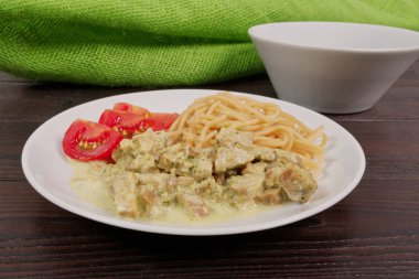 Bir tabloda tempeh ve ot soslu spagetti