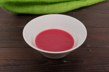 Pancar çorbası şarap bir tablo ile