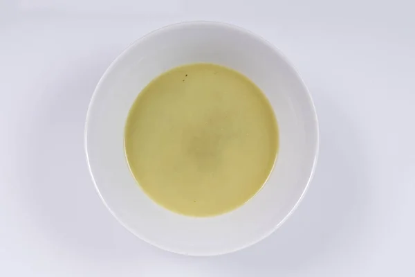 Soupe d'épinards saine sur un blanc — Photo