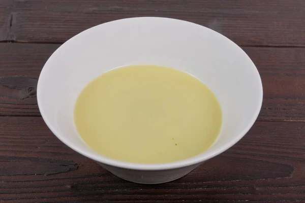 Supă sănătoasă de spanac pe o masă — Fotografie, imagine de stoc