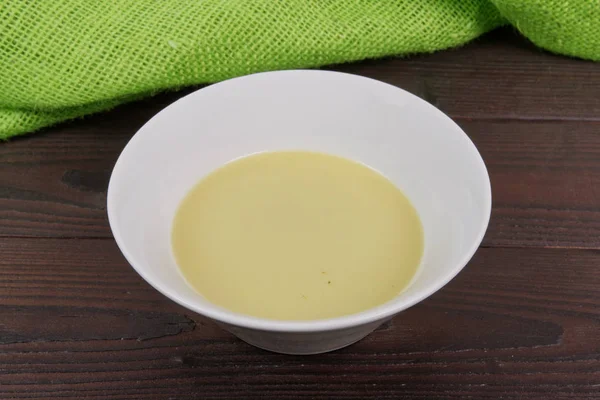 Sopa de espinafre sã em uma mesa — Fotografia de Stock