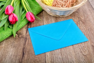 Lale ahşap bir masa üzerinde pembe zarfı