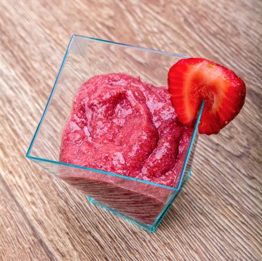 Çilek püresi çilek ile dekore edilmiş,