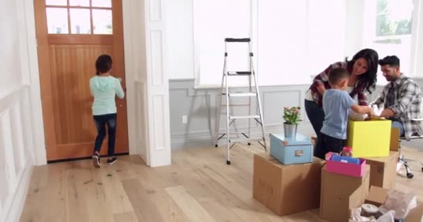 Abuelos visitando a la familia en un nuevo hogar — Vídeos de Stock