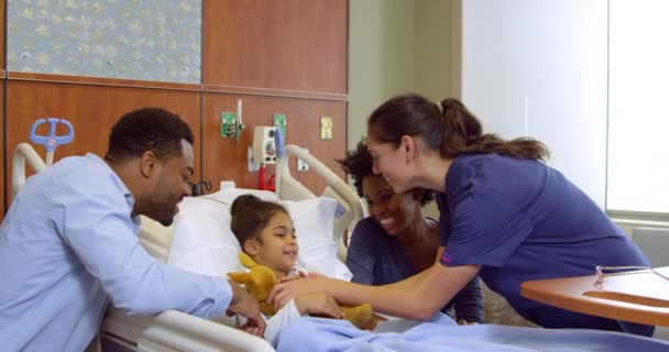Krankenschwester mit Eltern und Kind im Krankenhaus — Stockvideo