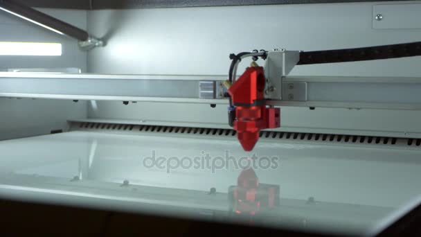 Cortador láser en funcionamiento en un laboratorio de impresión 3D — Vídeo de stock
