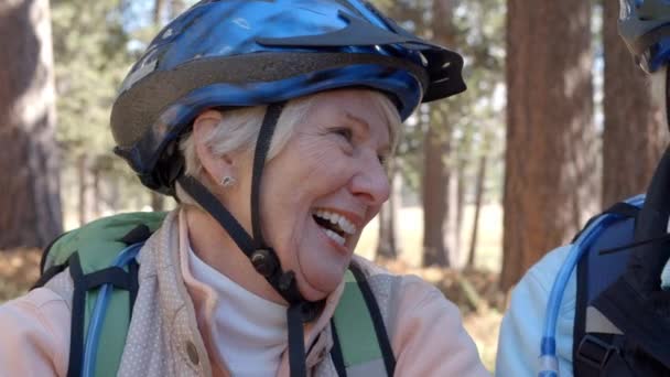 Пожилая пара на велосипедах в лесу — стоковое видео