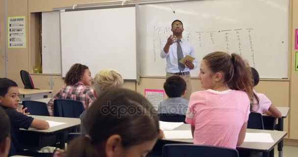 Sınıfın önünde kız öğrenci yanıtlama soru — Stok video