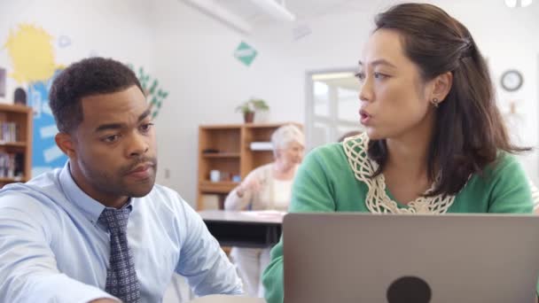 Enseignant et étudiant utilisant un ordinateur portable — Video