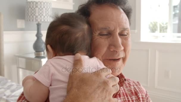 Avô Segurando Bebê Neta — Vídeo de Stock