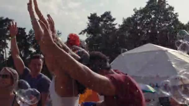 Amigos desfrutando de bolhas no festival — Vídeo de Stock