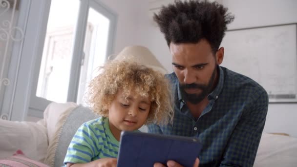 Pai e filho usando tablet digital — Vídeo de Stock