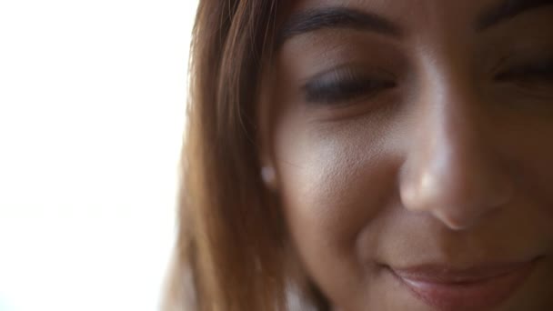 Mujer cara mirando a la cámara — Vídeos de Stock