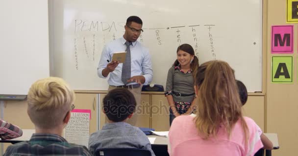 Schoolgirl and teacher at front of class — Stock Video