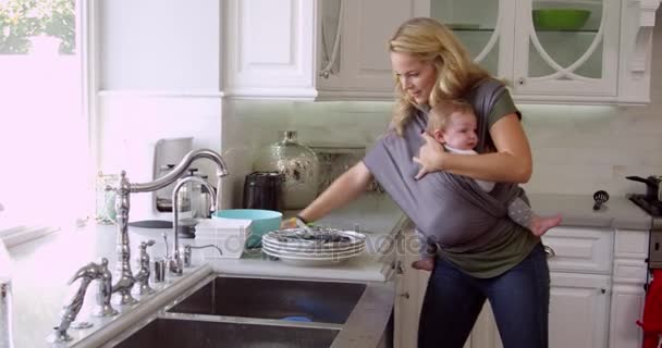Zajęty matka z dzieckiem w chuście — Wideo stockowe