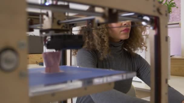 Женщина-дизайнер, работающая с 3D принтером — стоковое видео