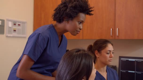 El equipo médico se reúne en la estación de enfermeras — Vídeos de Stock
