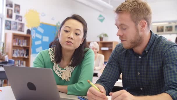 Lehrer und Student der Erwachsenenbildung mit Laptop — Stockvideo