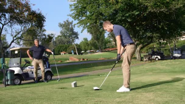 Mannelijke Golfer spelen Tee Shot — Stockvideo