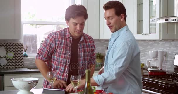 Männlich gay pärchen zubereitung ein mahlzeit — Stockvideo
