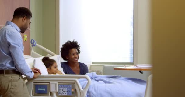 Педиатр с родителями и ребенком в больнице — стоковое видео