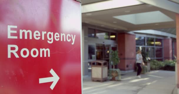 Entrada del moderno edificio del hospital — Vídeo de stock