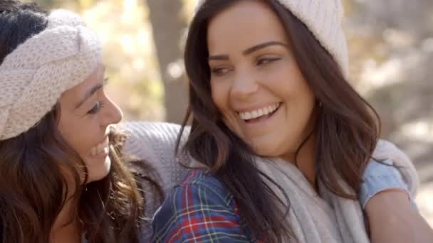 Счастливая лесбийская пара в лесу — стоковое видео