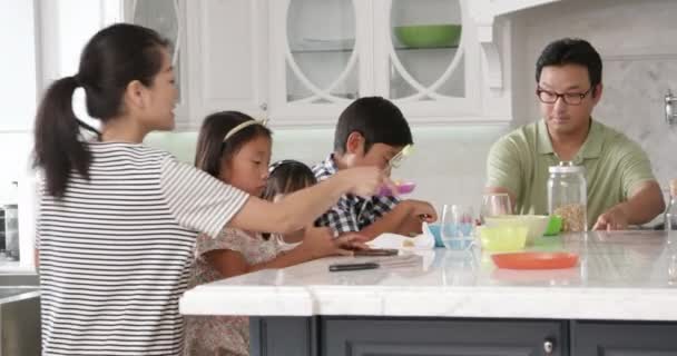 Família toma café da manhã — Vídeo de Stock