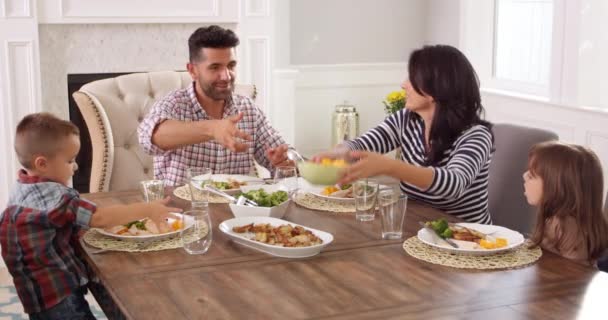 Familia disfrutando de la comida en la mesa — Vídeos de Stock