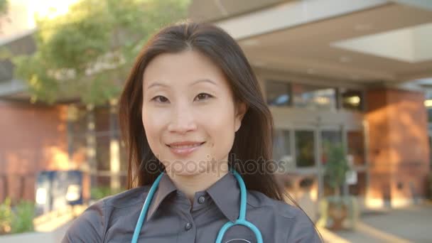 Médico Feminino Hospital Permanente — Vídeo de Stock