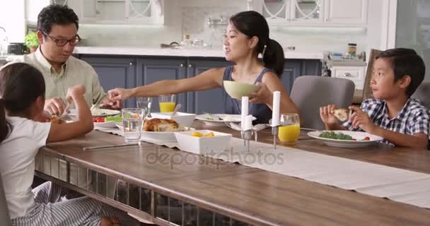 Familie isst gemeinsam zu Abend — Stockvideo