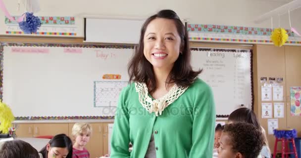 Feminino asiático escola professor — Vídeo de Stock